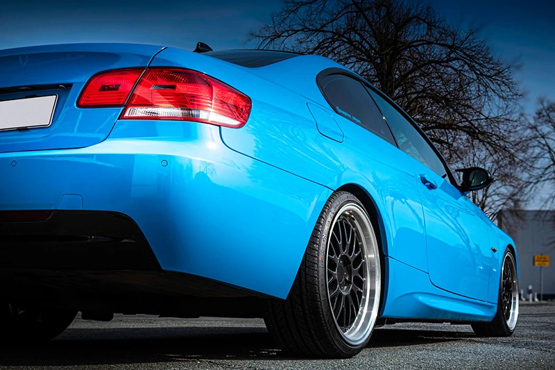 Vollfolierung – BMW 3er Coupé E92 – Folie: Inozetek Metallic Kato’s Kenmery Blue / LBWK101