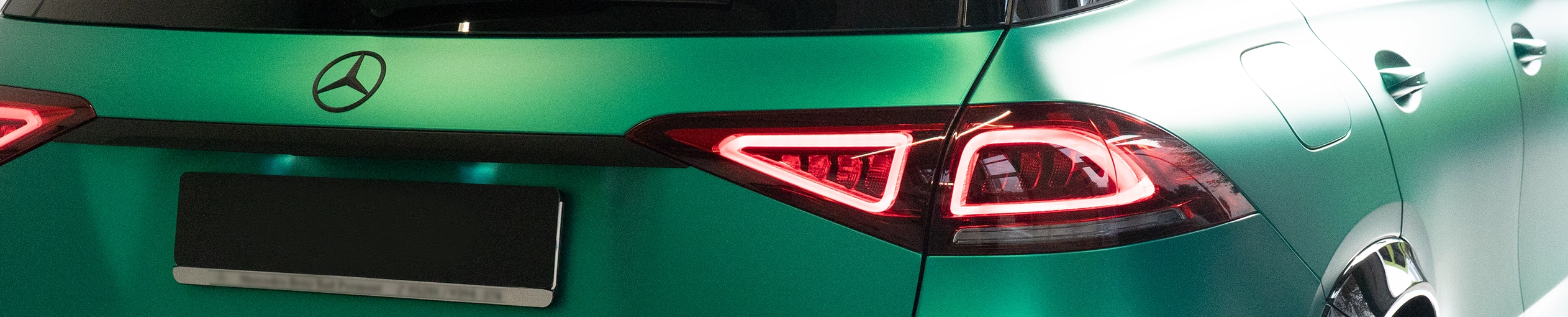 hearder_wrapping_01 Das Bild zeigt eine Vollfolierung Carwrapping eines Mercedes